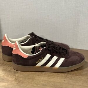 Adidas women’s Gazelle suede shadow brown/pink leather.Sz 8.5. NEVER WORN